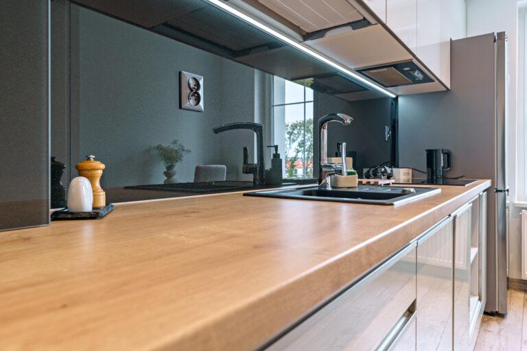 apartament-novi-mazury-mragowo-apartament-na-mazurach-nocleg-wakacje-kuchnia-nowoczesny-czajnik-apartament-na-wynajem-15